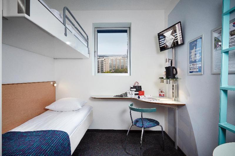 Номер економ-класу з двоярусним ліжком